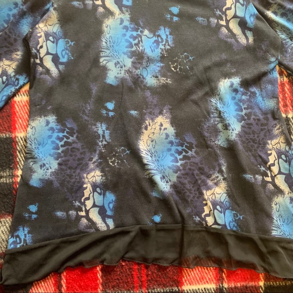 🔥2/$30 BROCUHRE Floral Top - Picture 2 of 3
